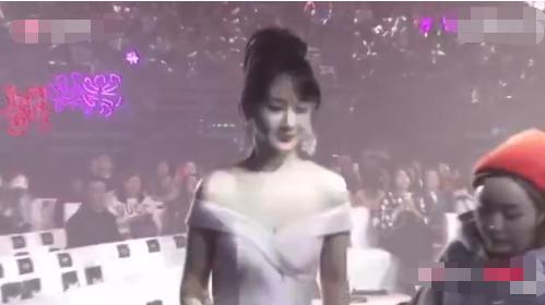 颁奖典礼主持人点名杨紫,主持人口误把杨紫名字叫错