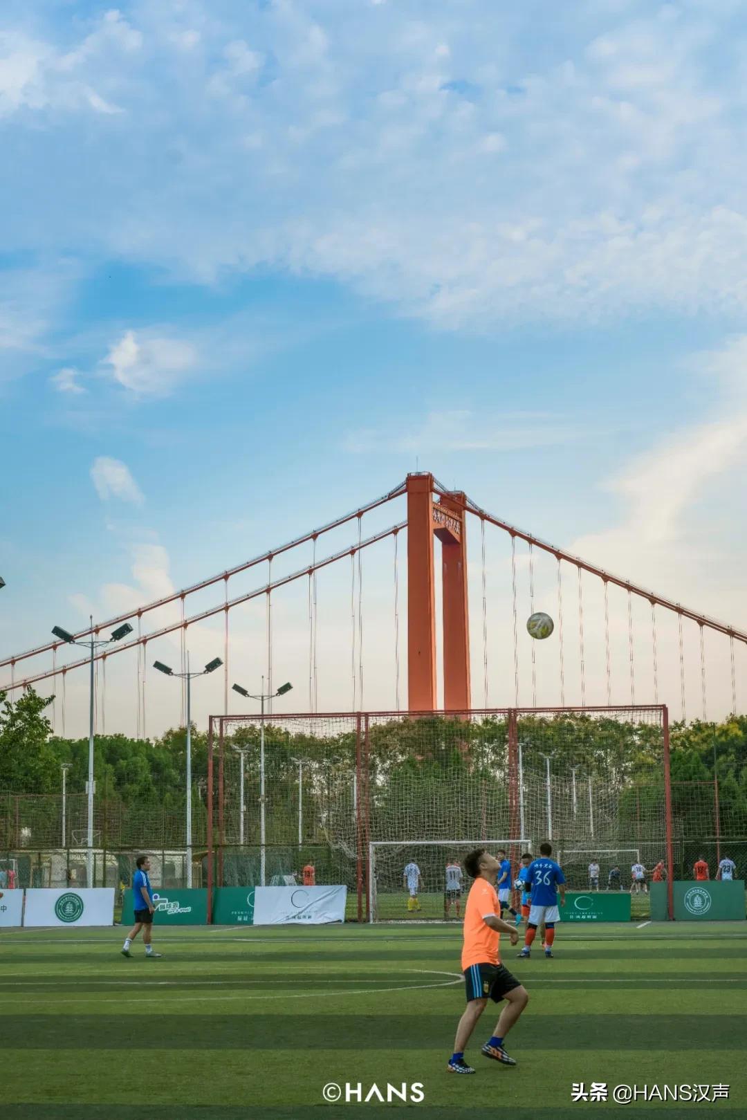 你在武汉球场边吼一嗓，就会认识一位带头大哥