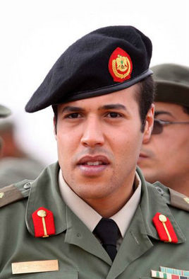 卡扎菲死前躲下水道被揪出,卡扎菲逃亡真实视频