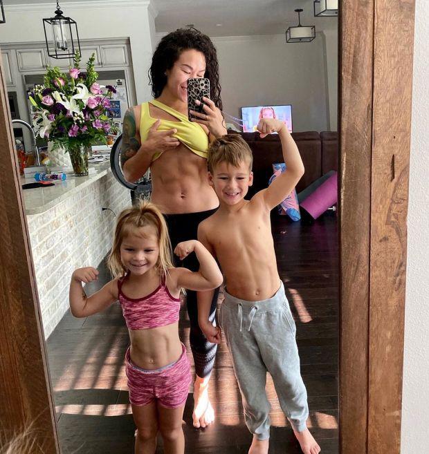 美国“坏妈妈”纹身穿刺有腹肌，漂亮回应网友评论