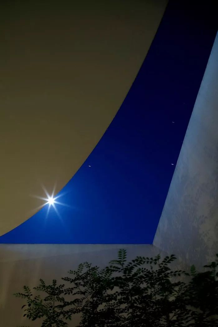 把「月亮」用到极致，建筑师为夫妻造座白色宅子，来记录阴晴圆缺