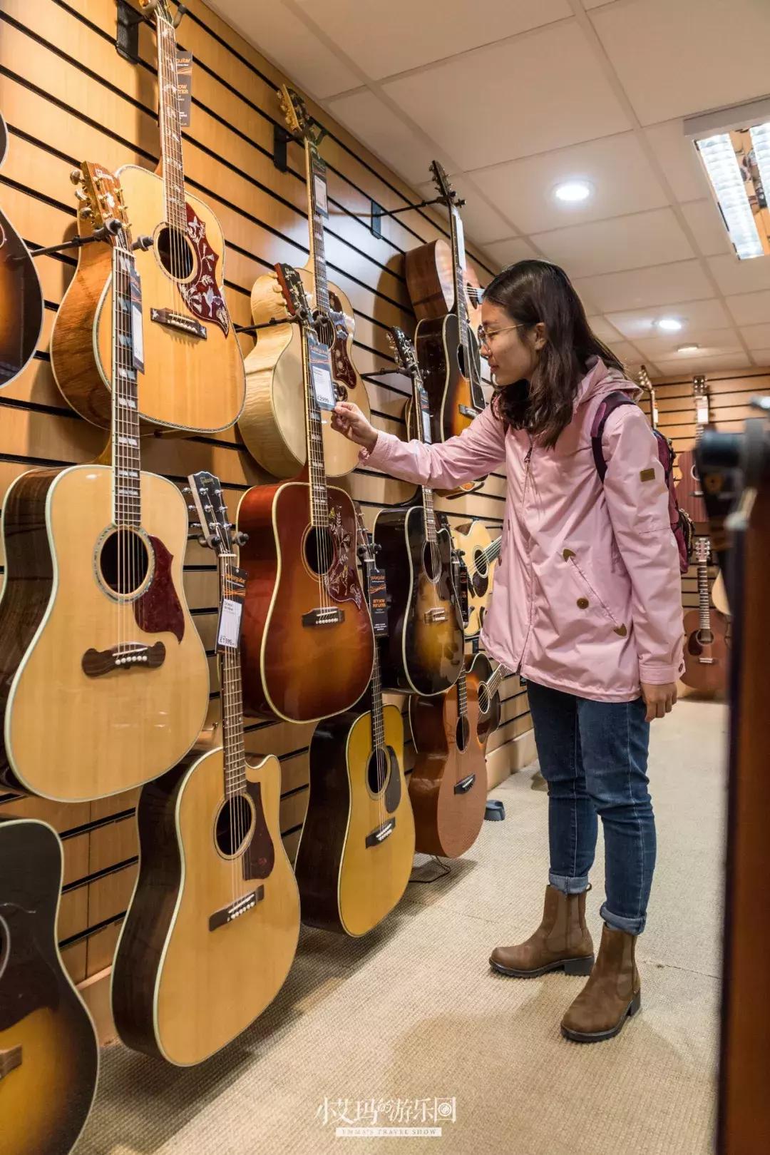 纽卡斯尔，店主为我弹奏了一把十万元的吉他