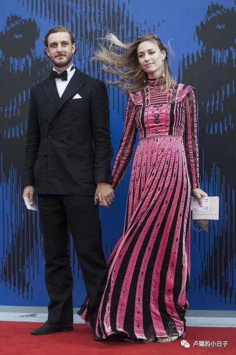 摩纳哥王妃终于精心打扮,摩纳哥最美王妃穿衣搭配