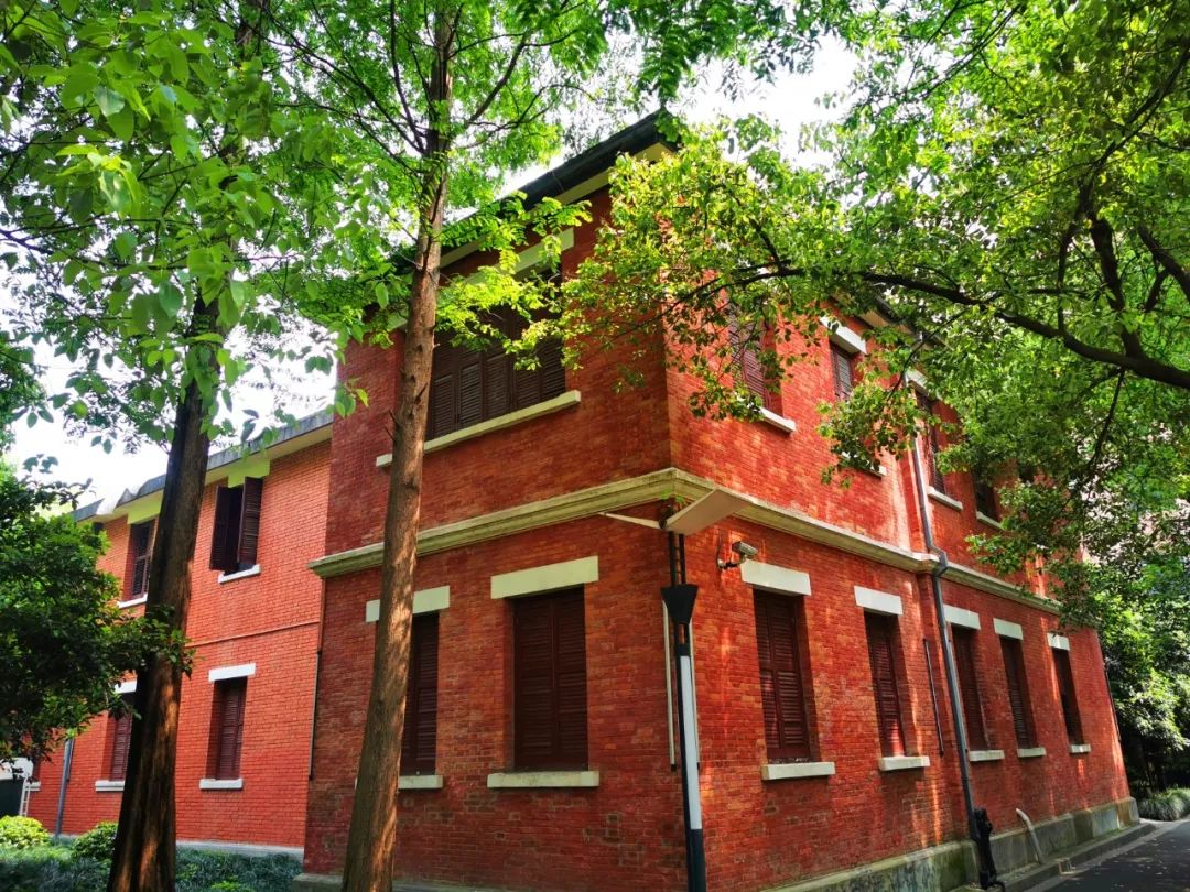 隐藏杭州红会医院内的红砖洋房，八十年前曾是贫苦百姓心中的圣地