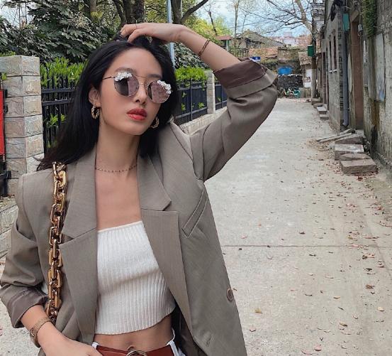 杨采钰吊带裙穿搭图,杨采钰身穿小皮衣化身时髦精