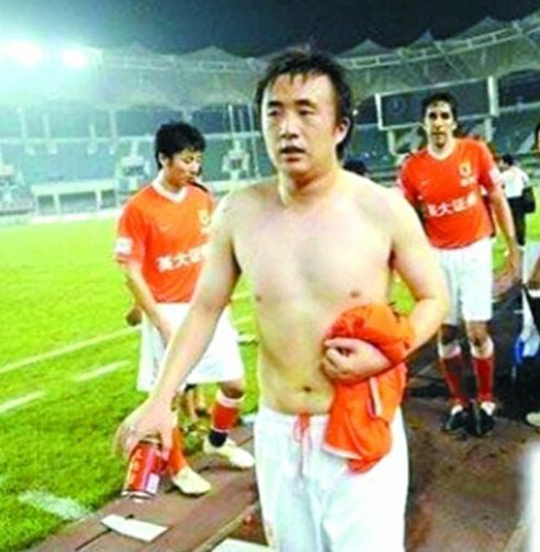 女足晒腹肌男足躺枪,中国女足曾在直播间秀腹肌