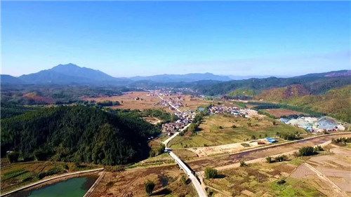 深晚关注｜这个贫困村居然开起洗车店？还建四合院、加工厂？原来是……