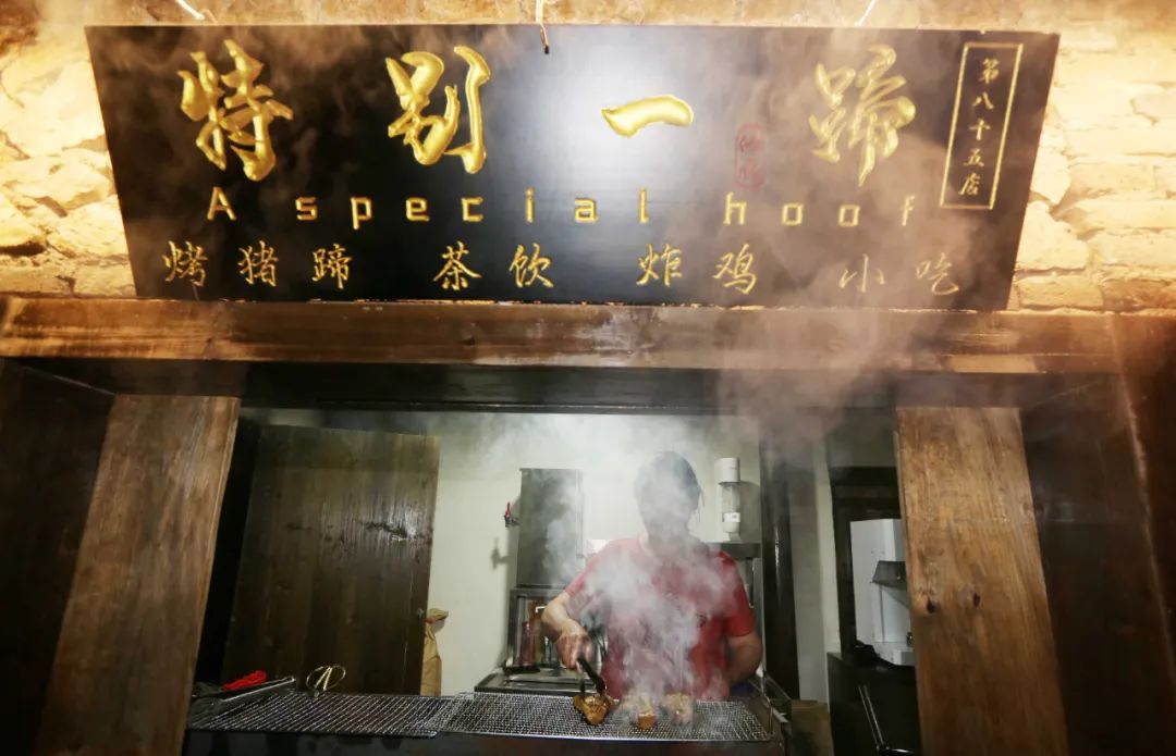 夜新叶，新叶夜，夜夜夜夜夜！唱吧醉仙居，探秘奶茶吧，茶憩戏曲馆，漫步烟花巷……每周六晚