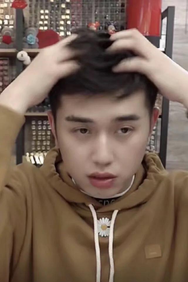 李佳琦助手直播中冒犯权志龙，看到他临场反应，网友：活该你红