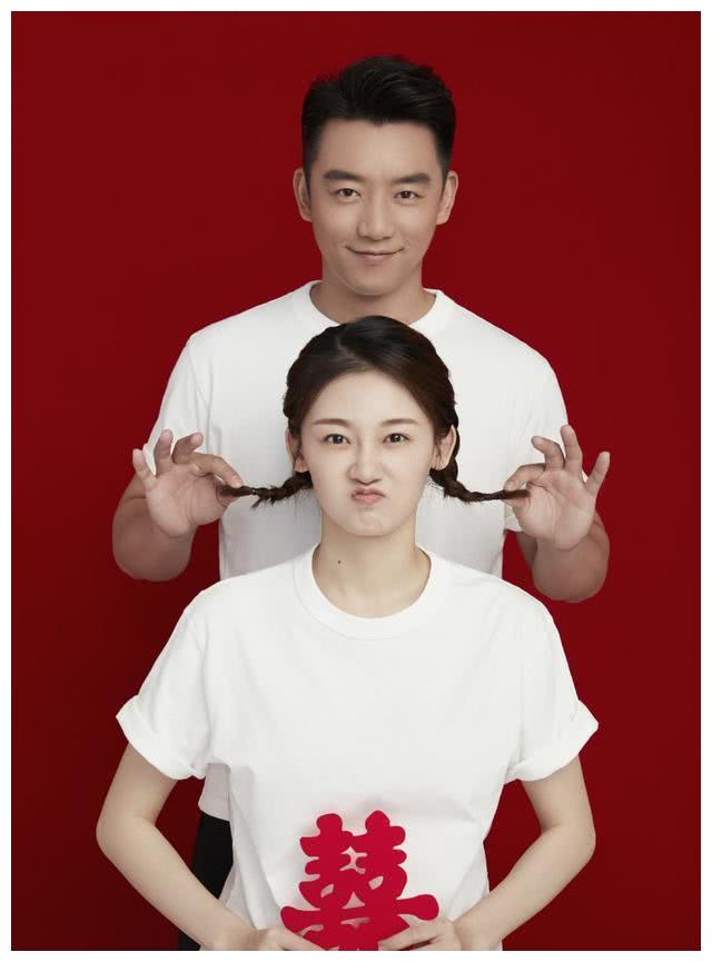 郑恺苗苗互相晒照庆祝结婚一周年,郑恺官宣苗苗产女后再秀恩爱