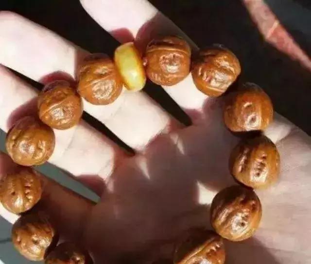 木质手串上的小虫子,手串里的小虫子