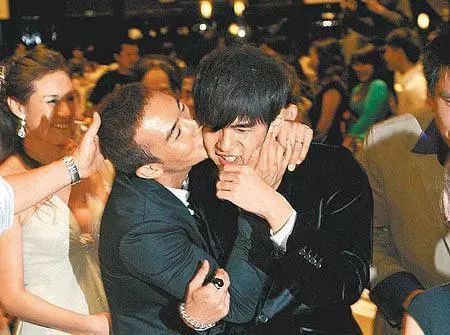 周杰伦因舞台故障受伤主办方,周杰伦出演出事故