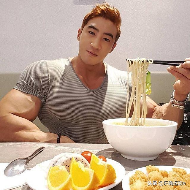 胸肌撑满紧身衣的感觉,胸肌被挤压爆了