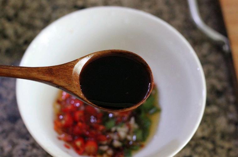 凉拌皮蛋怎么调调料,凉拌皮蛋煮熟有股腥味