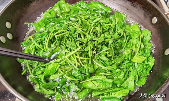 这菜被“误解”多年，闻着臭吃着香，焯水后拌上蒜泥酱，真鲜美呀
