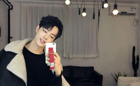 男明星天生“自带妆容”,白敬亭自带眼线,周震南全脸都让人羡慕