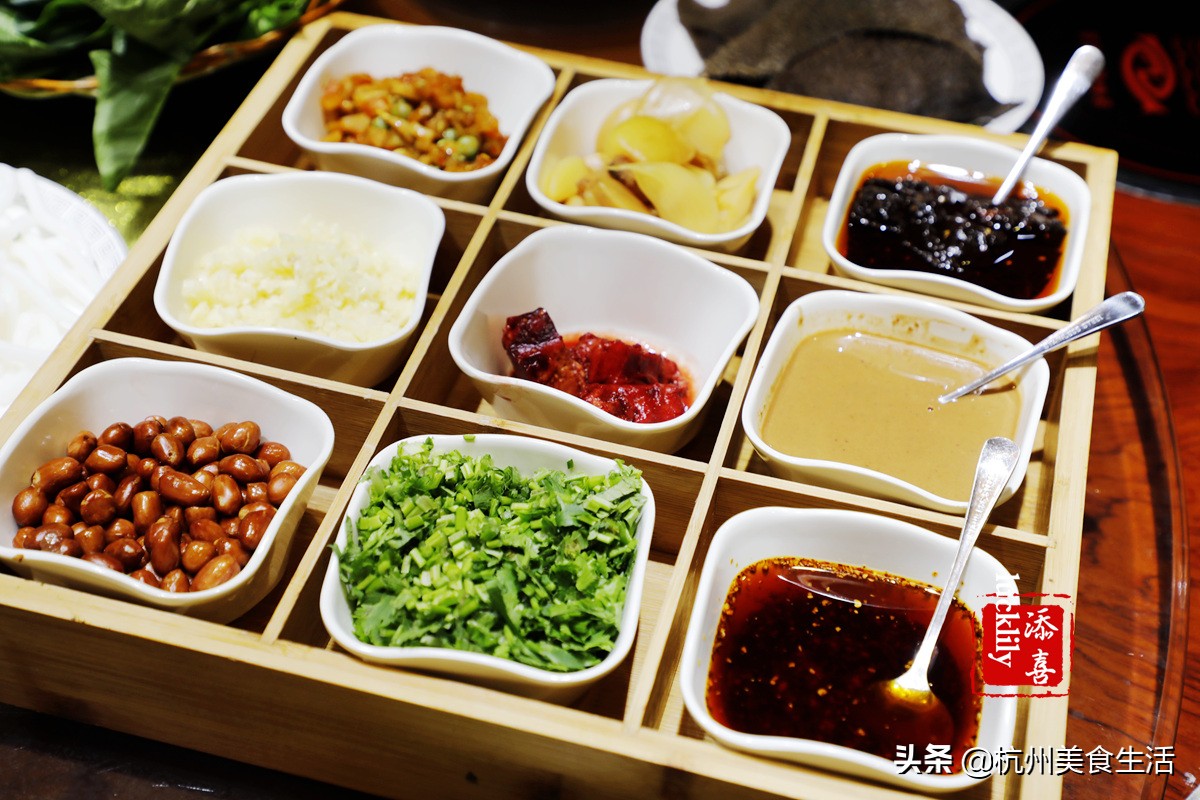 镇江美食三茅宫地锅鸡,镇江美食推荐锅盖面