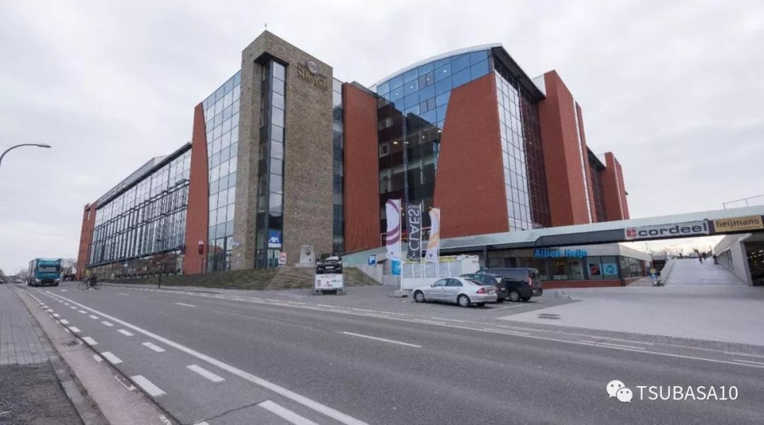 贩卖过黄片，指导过咪蒙，他帮助日本足球进军欧洲的中心