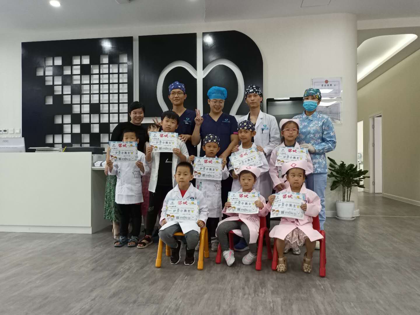 怎样给孩子讲牙齿护理知识,小牙医护齿视频