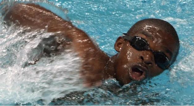 一名34岁男子跳水救人牺牲,游泳馆众人抢救溺水青年