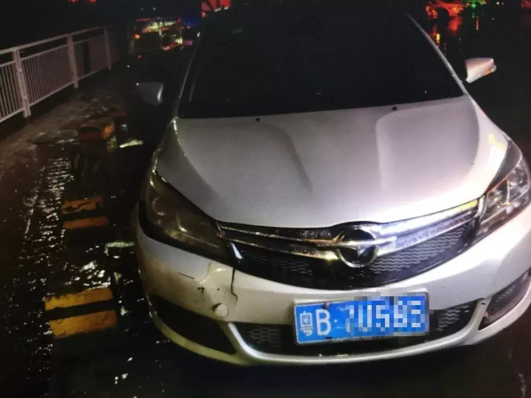 油门当刹车被撞男子奇迹脱险,男子骑车险被铁门砸到