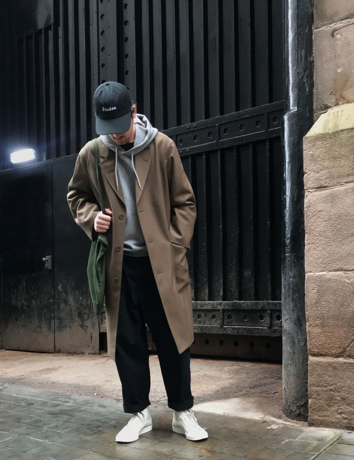 咖色大衣搭配什么颜色连帽卫衣,黑色风衣内搭带帽卫衣搭配