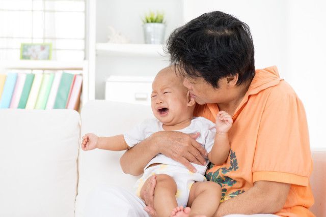 两岁半的孩子还认生？与婴儿认生期有关，怎样帮孩子度过认生期