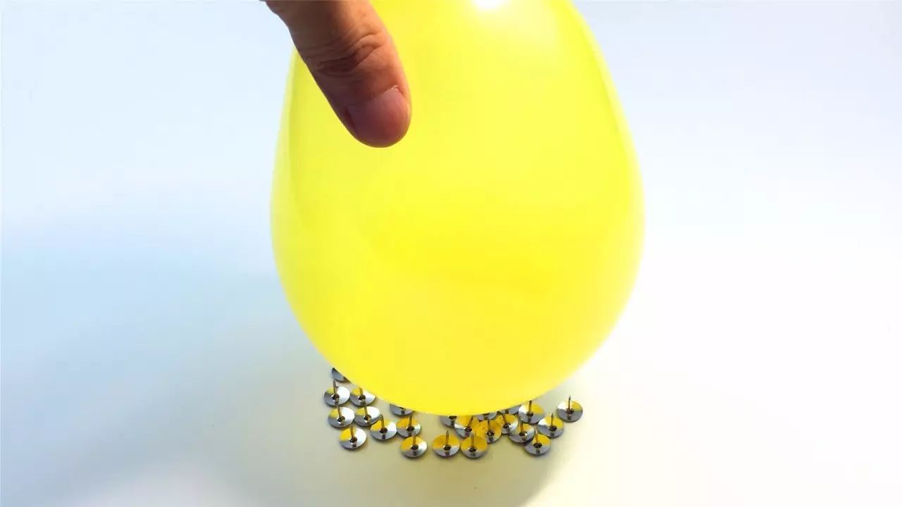 往气球里加水,往气球上涂什么会破