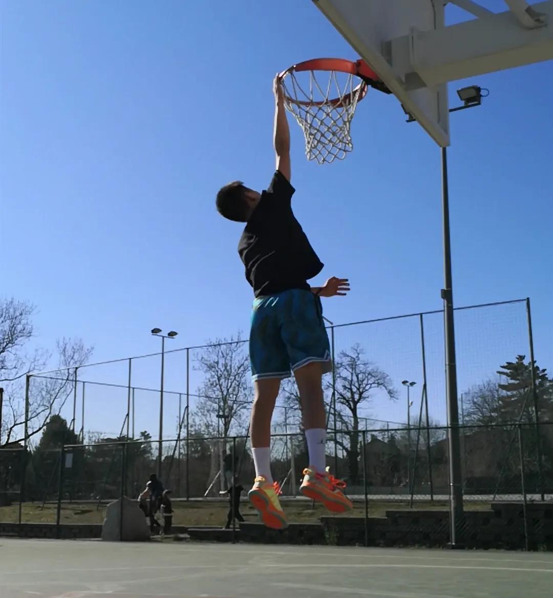 16岁中国后卫,16岁中国小将在意大利打球