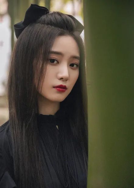 虞书欣说蝴蝶结是她的标志,虞书欣戴发箍