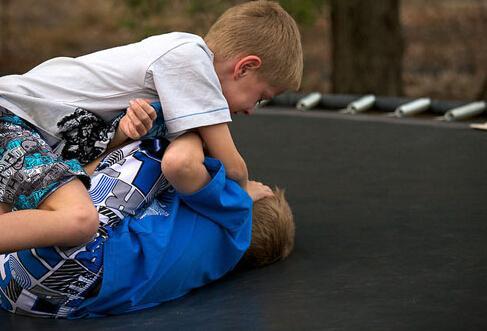 孩子被同学打了,家长应该怎样处理?做到4点,孩子不会产生阴影
