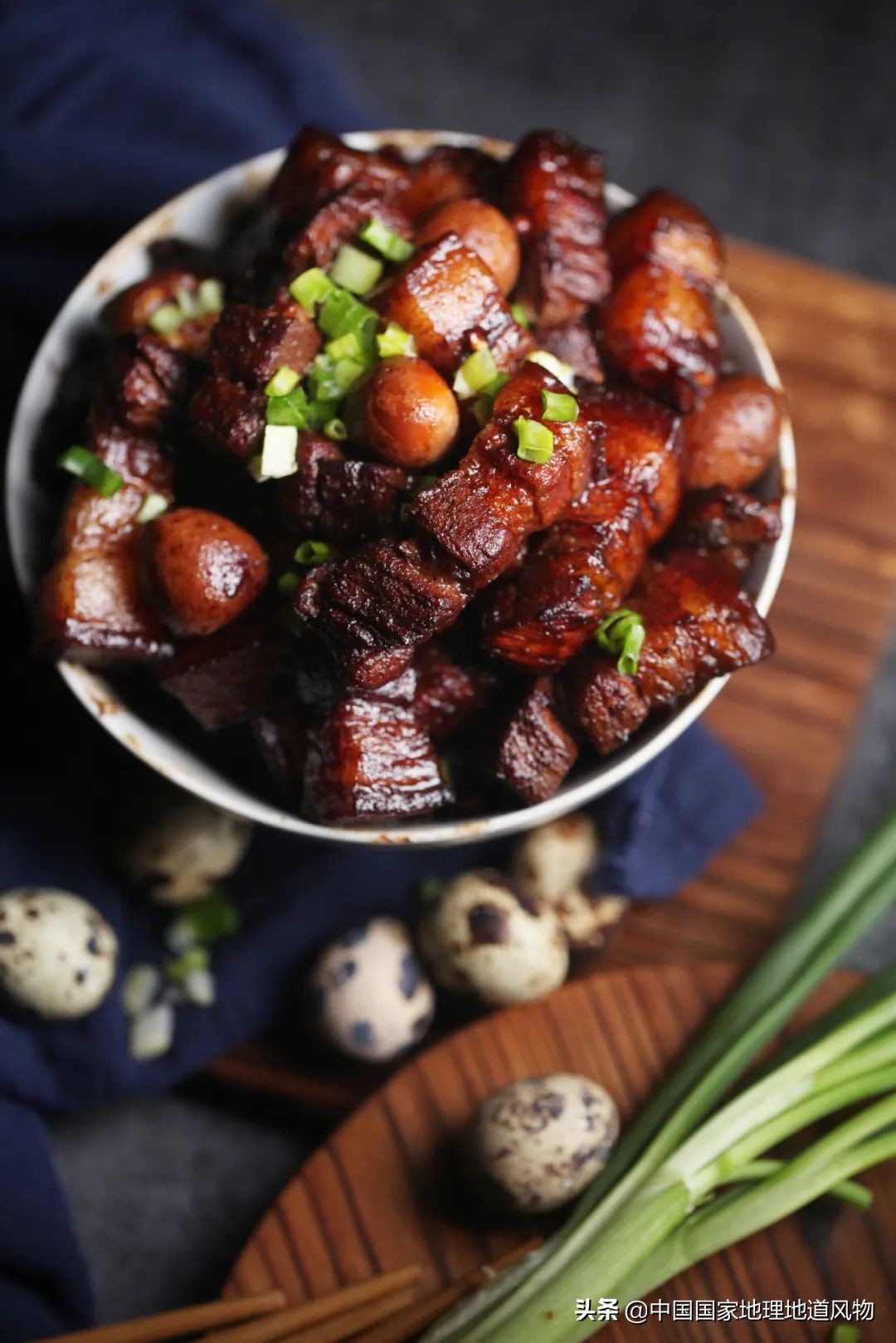 红烧肉是一道非常经典的中式菜肴,红烧肉中国家常菜的经典