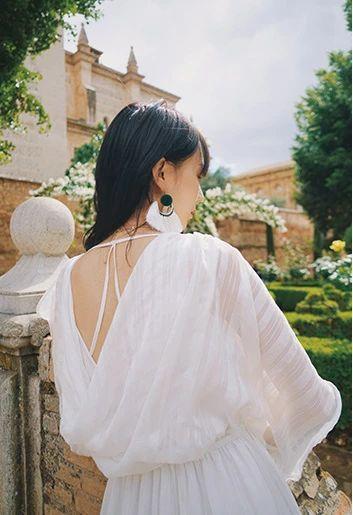 轻熟性感,这3家店的「西装+衬衣+连衣裙」带着法式慵懒