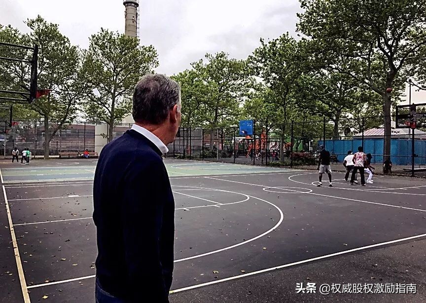 星巴克创始人的艰难时刻,星巴克创始人传奇