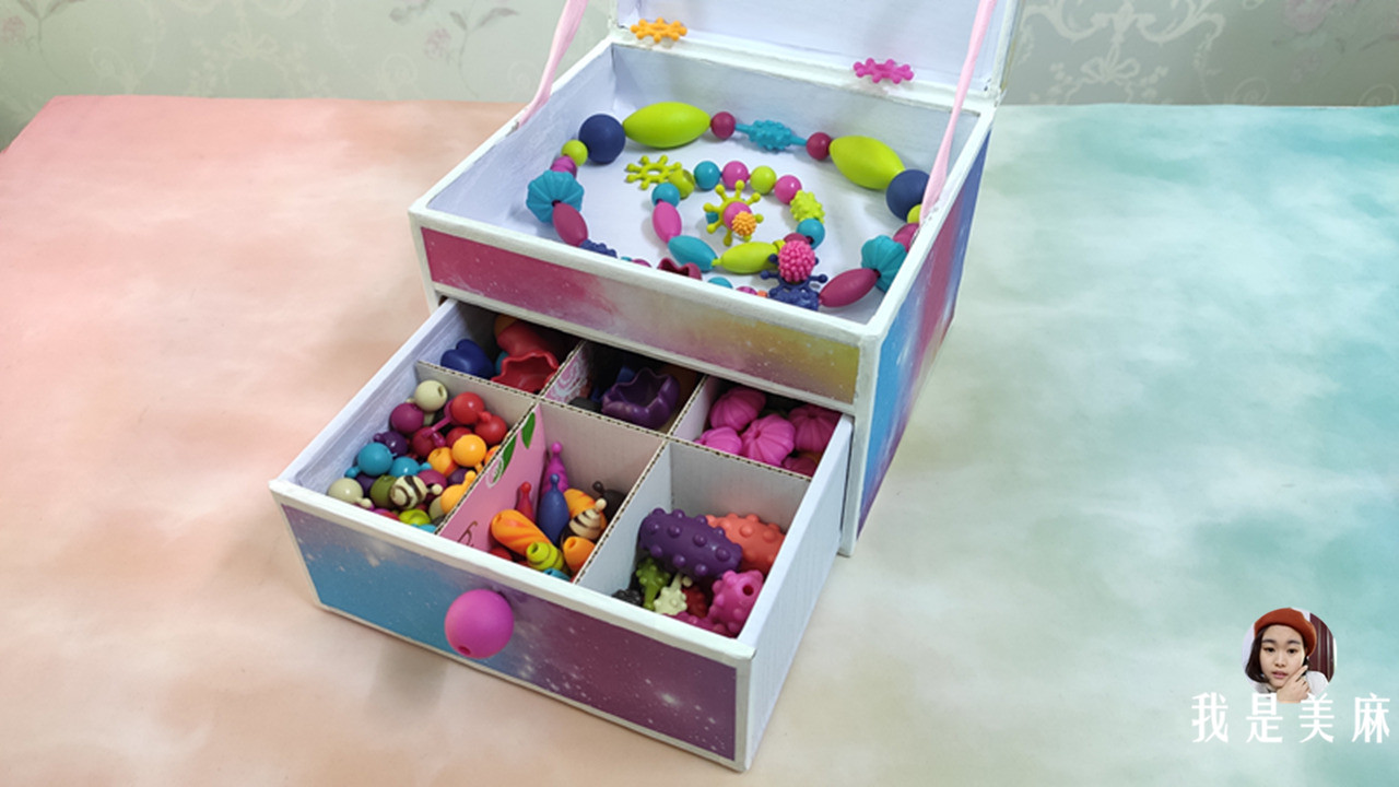 宝宝玩具用纸箱收纳,妈妈拿纸箱做玩具