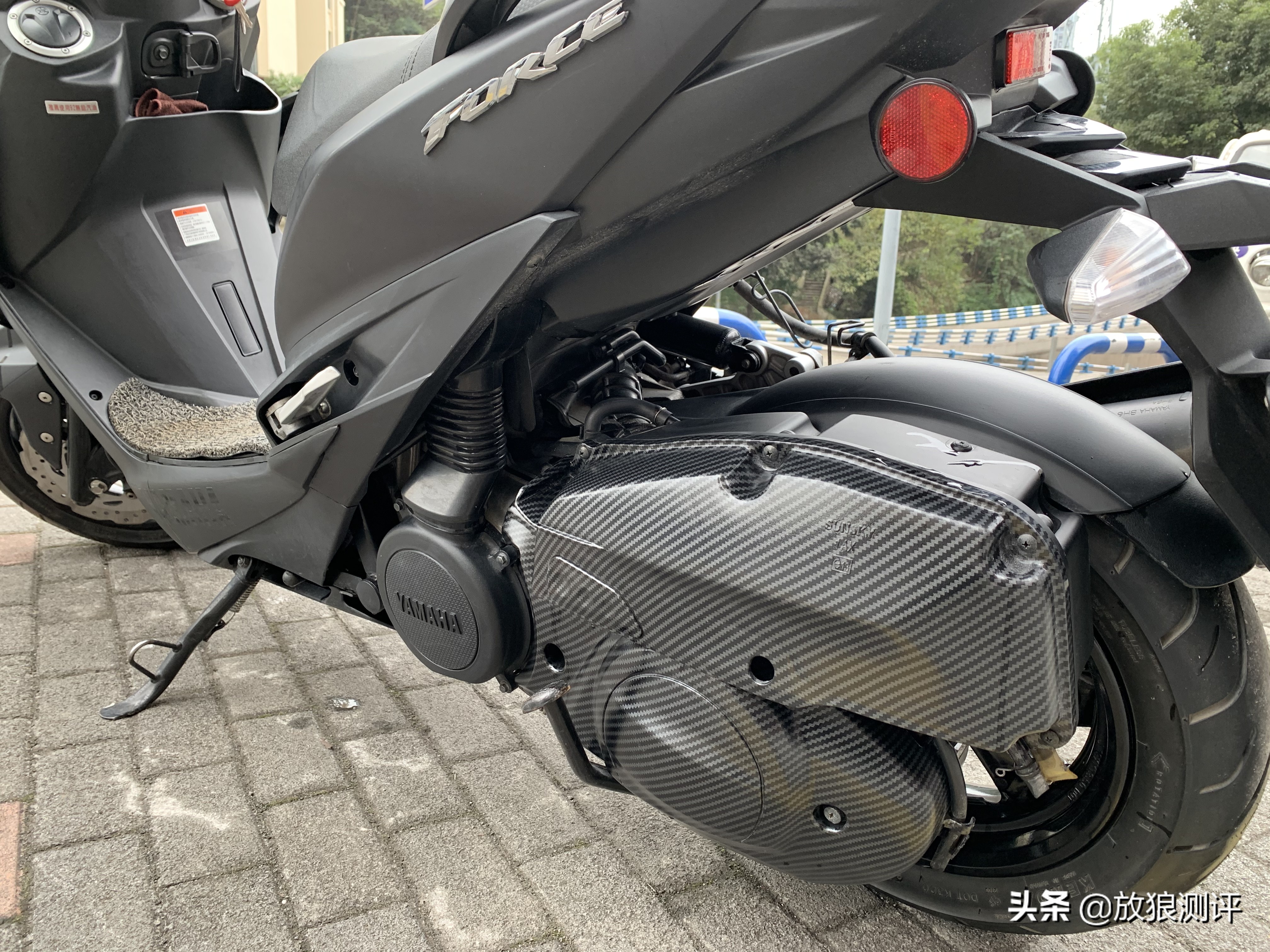 雅马哈force155综评，踏板摩托里的铁血战士，遍布全身的运动气息