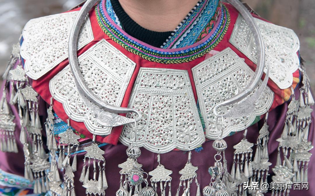 广西壮族脖子银饰图片,广西壮族银饰头饰