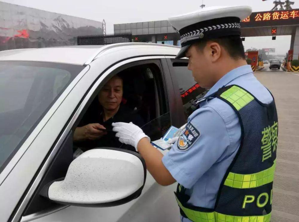 忘带驾驶证交警要查身份证,忘带行驶证上路交警查到怎么办