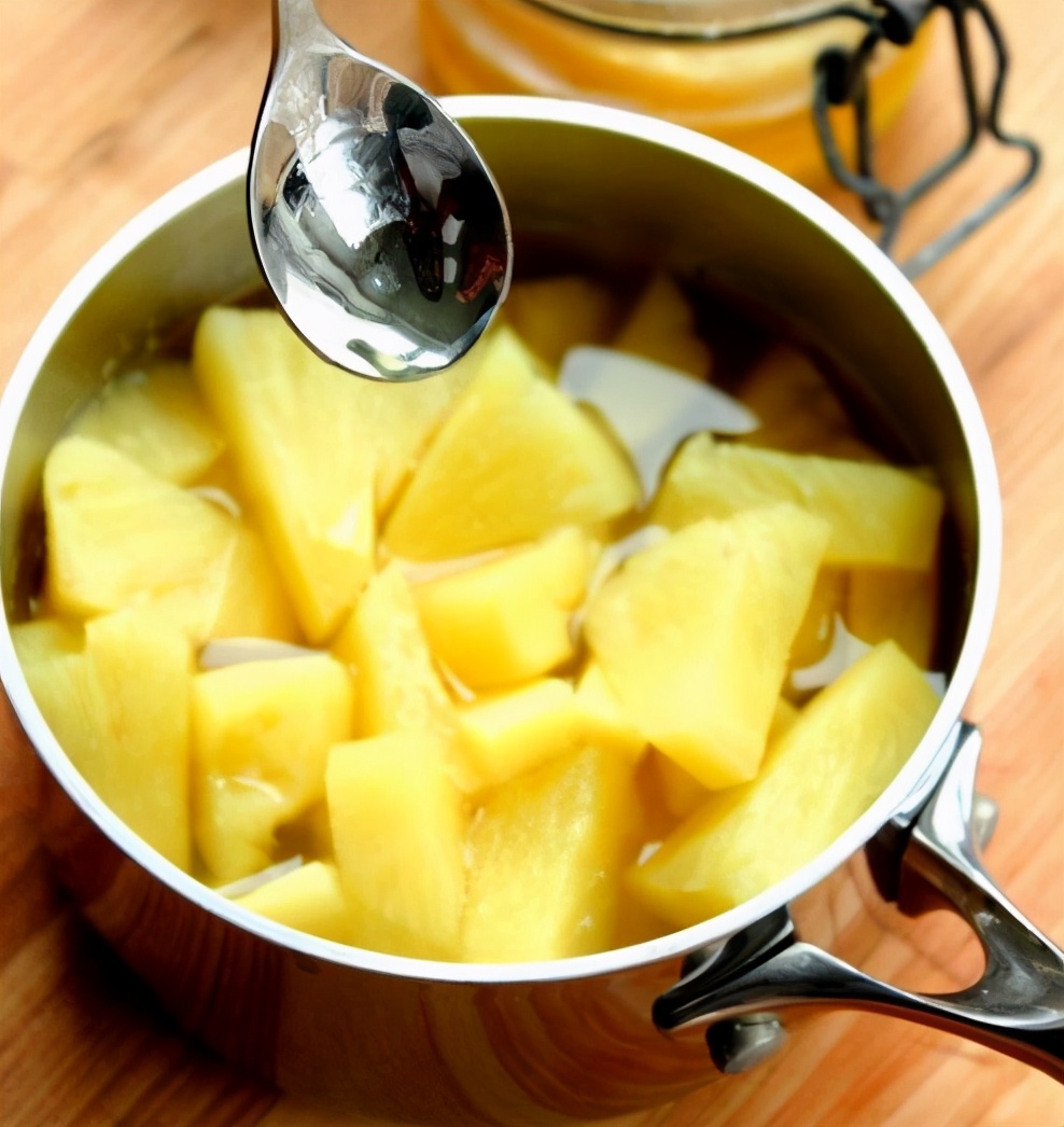 吃菠萝总“麻嘴”？别再泡盐水了，只需一步，不麻嘴，脆爽又甘甜