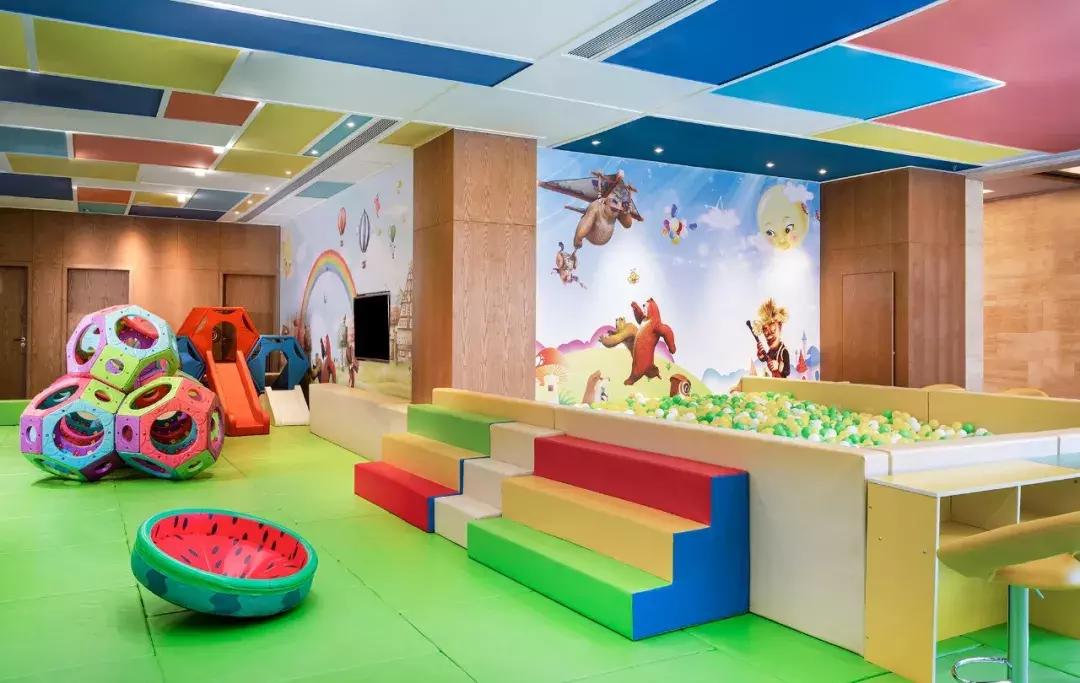 躺酒店床上看风景,躺在星级酒店房间床上看电视