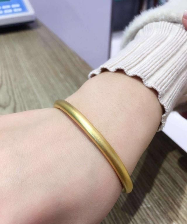 手小戴什么样的金手镯不老气,30岁女人戴什么款式金手镯好看