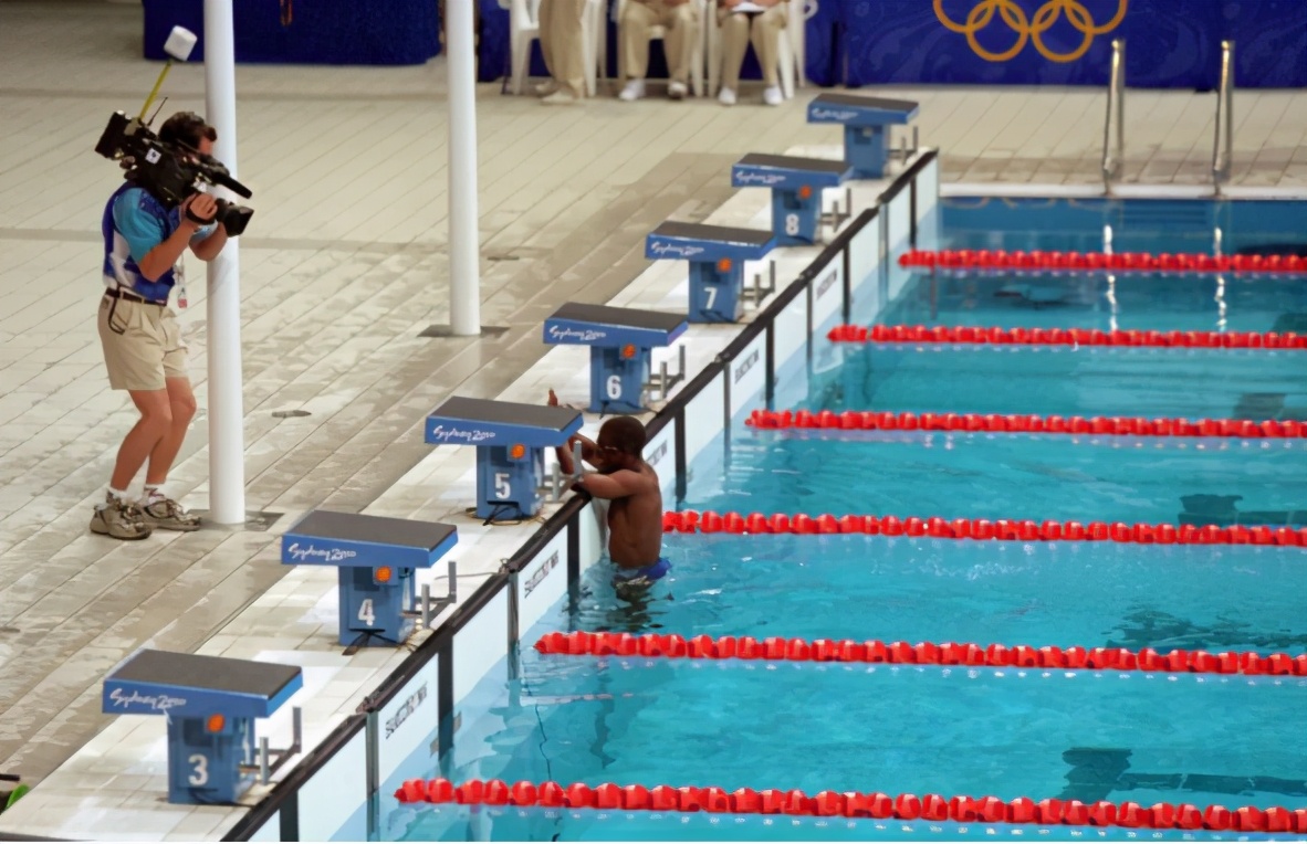 一名34岁男子跳水救人牺牲,游泳馆众人抢救溺水青年