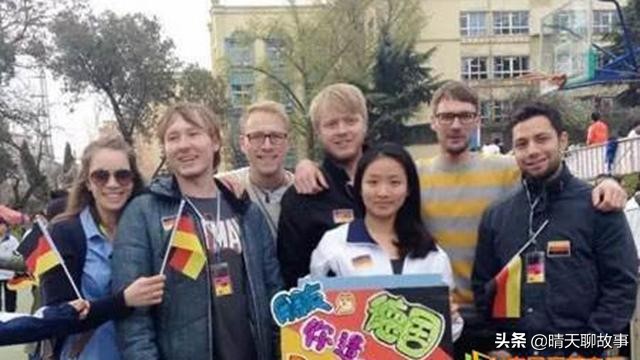 俄罗斯美女来到中国买东西,俄罗斯美女到中国买东西