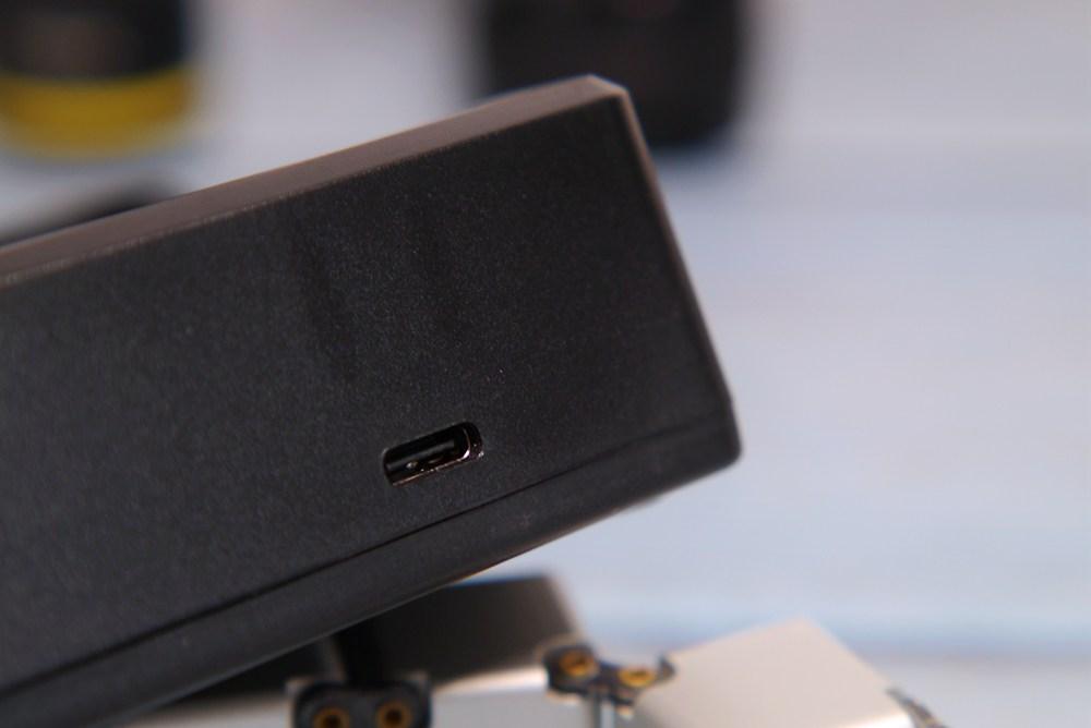 要痛痛快快地玩,就得配上这个8槽充电器才行