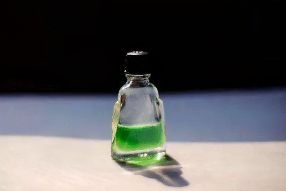 用风油精可以消除污渍么,风油精能清理胶布痕迹吗