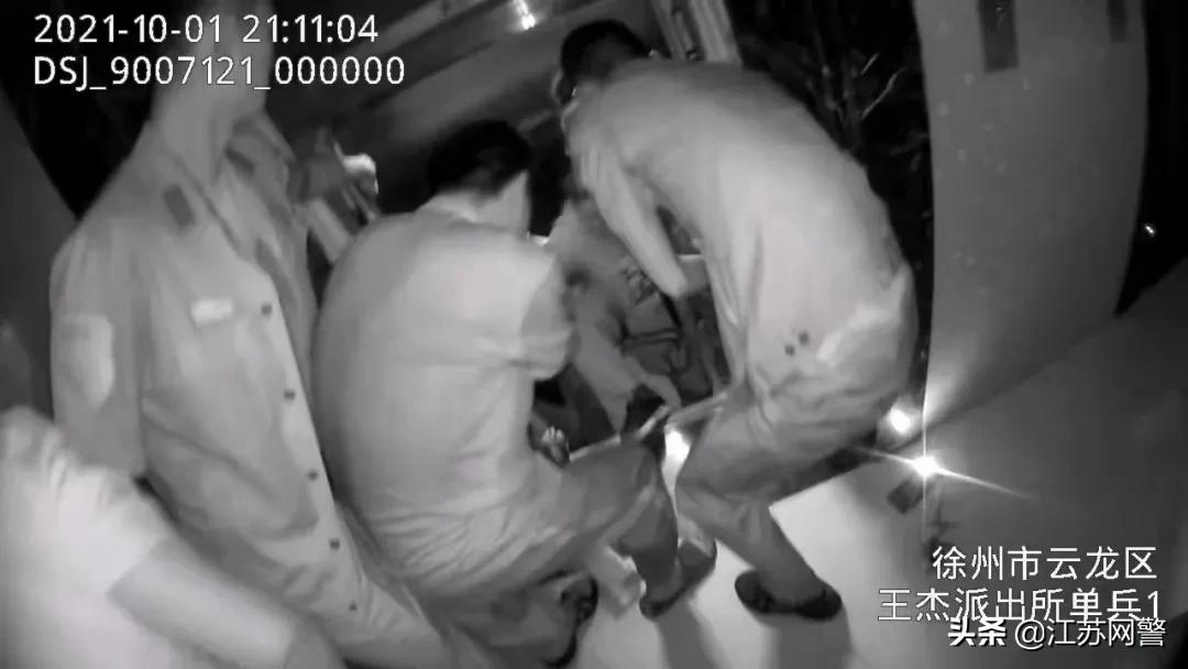 女童手指被砸断民警及时送医,孩子被砸脚趾视频