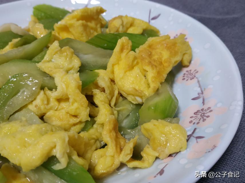 吃丝瓜要去掉籽吗,吃丝瓜用不用掏瓤