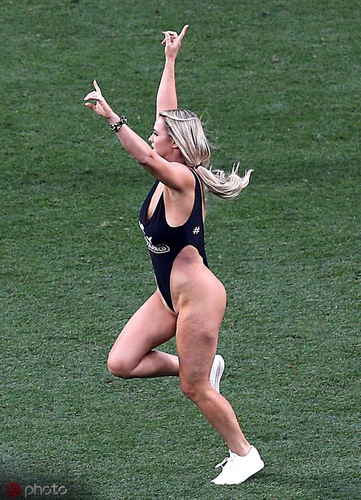 女球迷冲进欧冠决赛场内视频,疯狂的女球迷