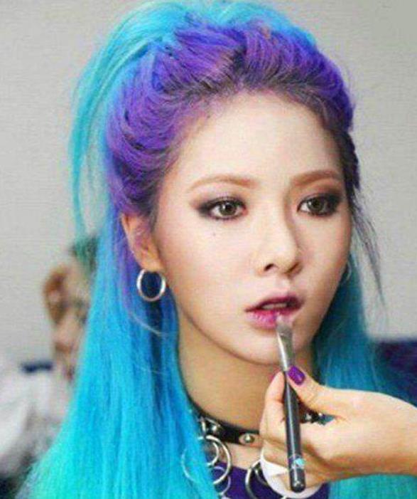 韩国女明星lisa发色棕色,韩国女艺人发色温柔显白