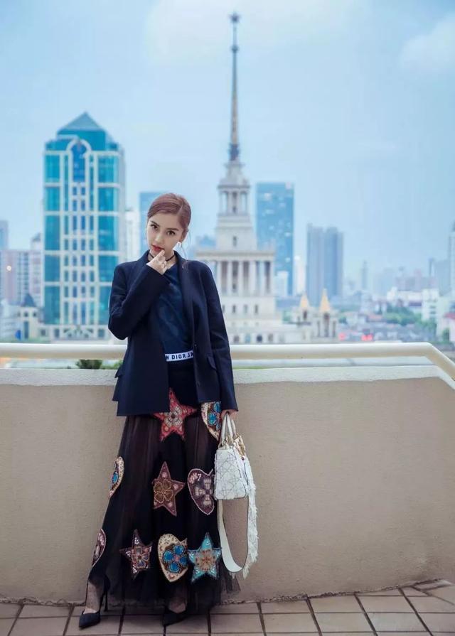 西装配裙子适合哪种发型,中长西装配什么裙子好看